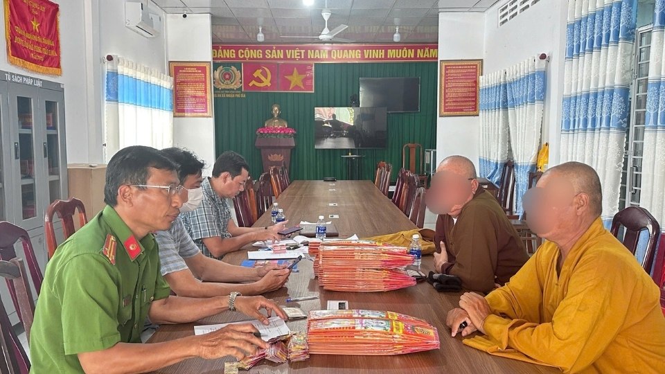 La policía de la comuna de Nhuan Phu Tan impidió oportunamente dos casos de suplantación de identidad de monjes budistas para obtener beneficios, exigiendo que se escribiera un compromiso de no reincidir. Foto: Policía de Vinh Long