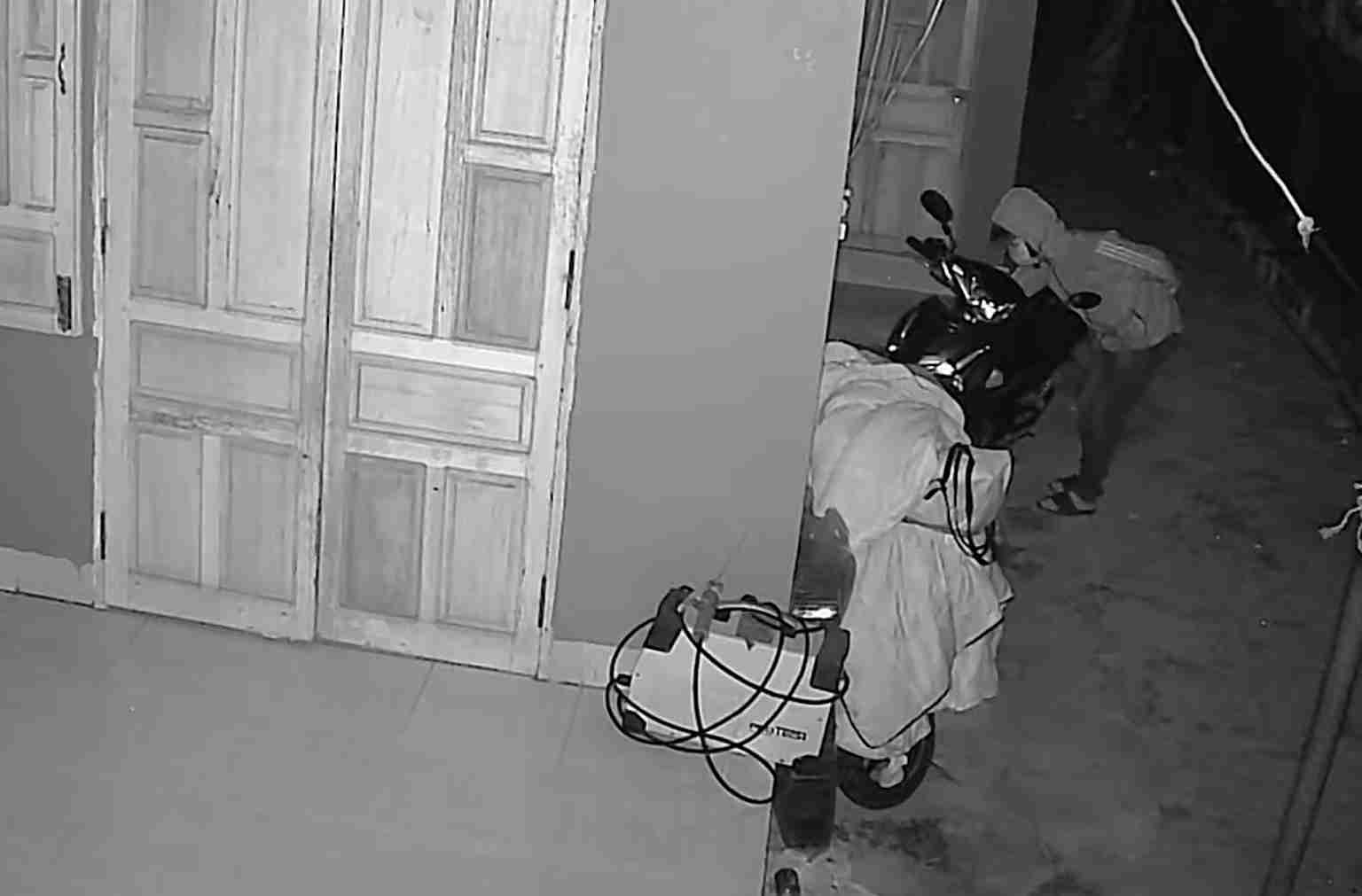Ward police are investigating a motorbike theft that occurred in the early morning. Photo: Huu Long