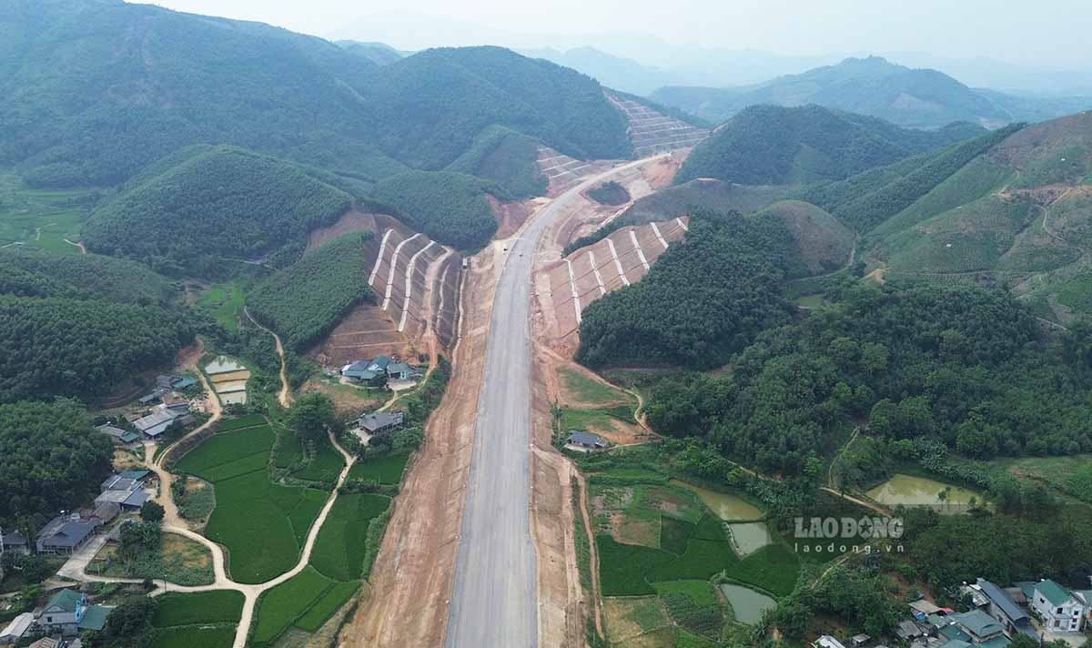 La autopista Tuyen Quang - Ha Giang está a punto de completarse, abriendo un nuevo espacio de desarrollo para las comunas de las tierras altas. Foto: Nguyen Tung
