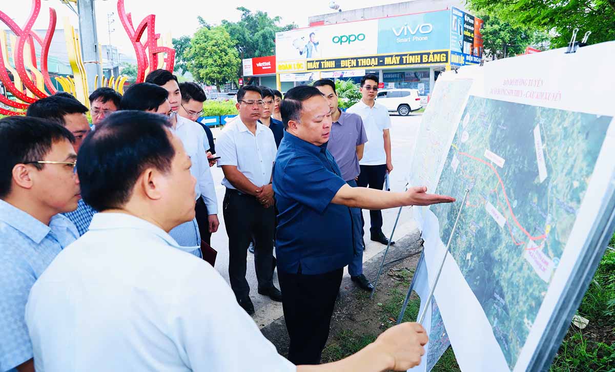 Chủ tịch UBND tỉnh Tuyên Quang Phan Huy Ngọc kiểm tra, khảo sát công tác quy hoạch xây dựng tuyến đường. Ảnh: Việt Bắc.