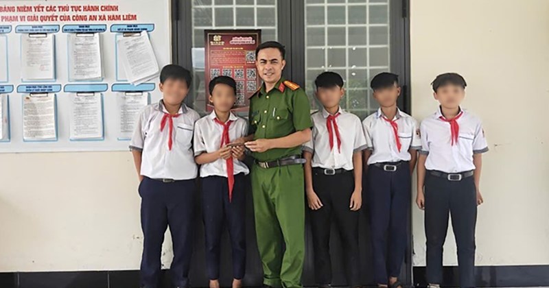 Học sinh lớp 7 giao nộp 2 viên đạn nhặt được cho công an