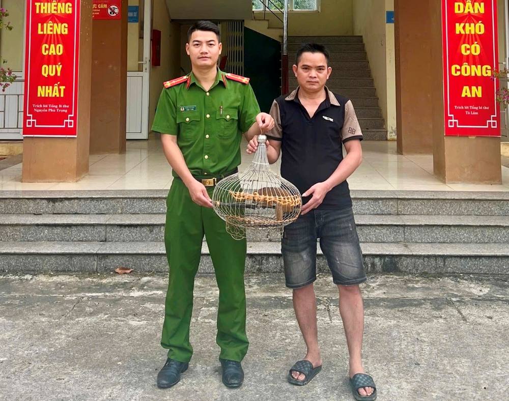 Phát hiện cá thể cu li quý hiếm, người đàn ông mang ngay đến Công an xã giao nộp. Ảnh: Công an Thanh Hóa