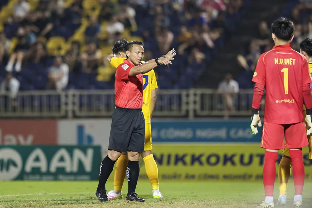 V.League strengthens Malaysian referees for the decisive round. Photo: VPF