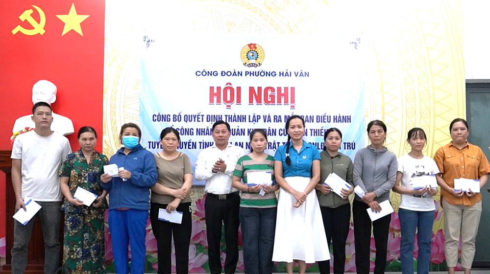 La Fédération du travail de la ville de Da Nang a remis 20 cadeaux, d'une valeur de 500 000 VND chacun, aux travailleurs en difficulté résidant dans le groupe d'autogestion des travailleurs. Photo: Syndicat de Hai Van
