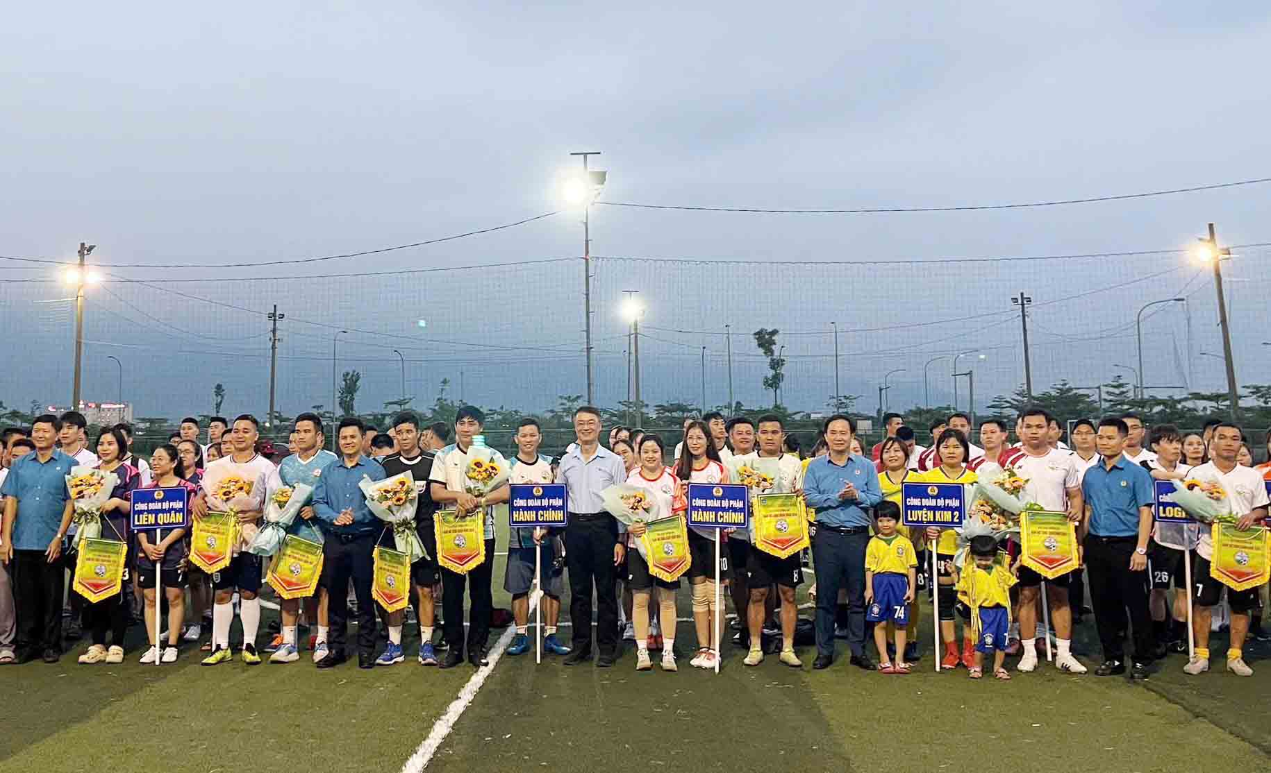 The grassroots trade union of Hung Nghiep Formosa Ha Tinh Steel Co., Ltd. organizes the opening ceremony of the men's and women's football tournament. Photo: Ha Tinh Trade Union