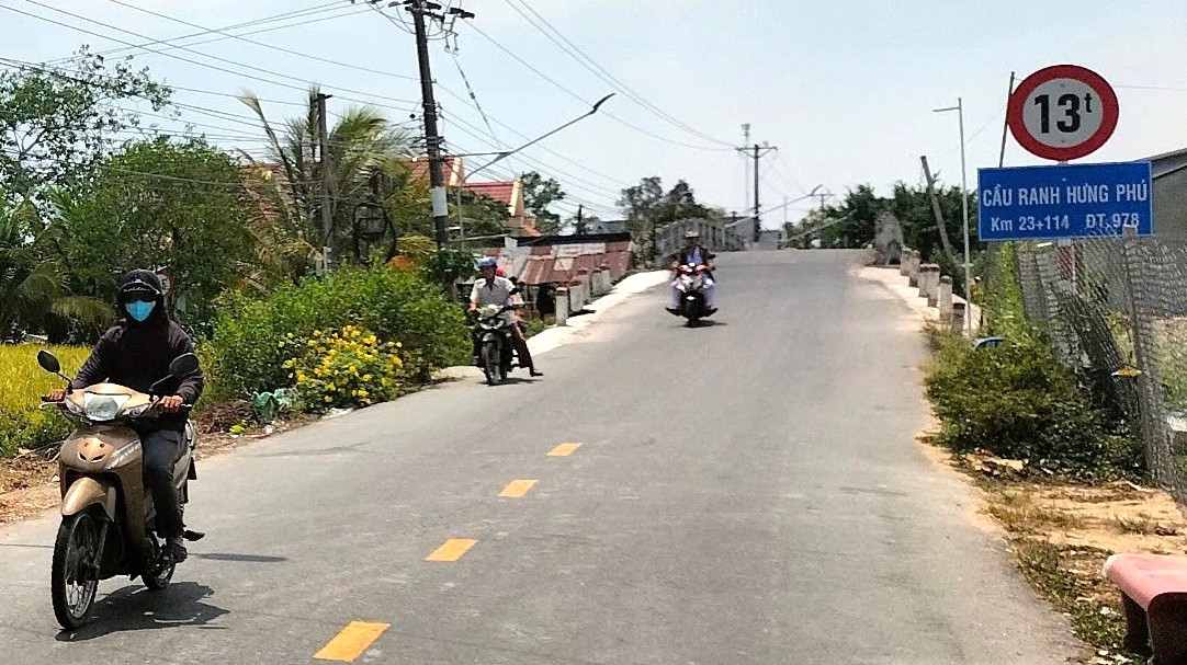 A section of the existing Cau Sap - Ninh Quoi road, Ca Mau will be upgraded and expanded. Photo: Nhat Ho.