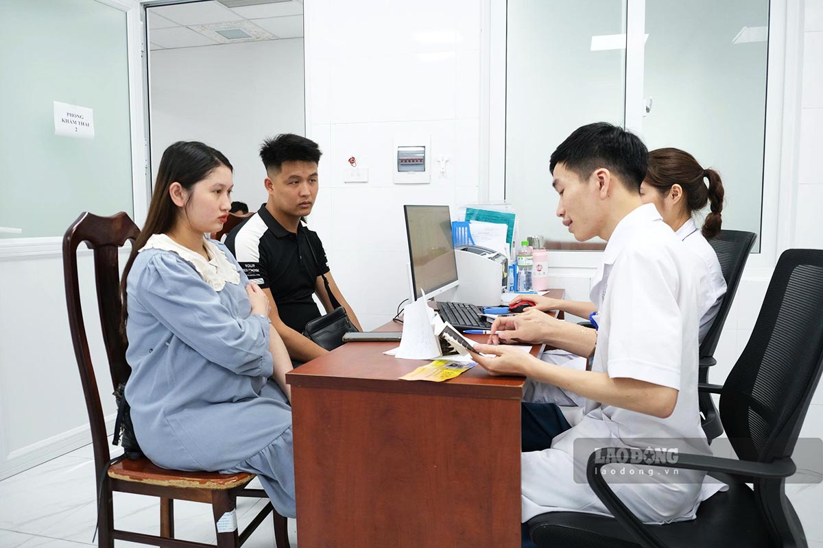 De nombreuses travailleuses à Thái Nguyên bénéficient de conseils et d'examens de santé prénataux gratuits. Photo: Việt Bắc