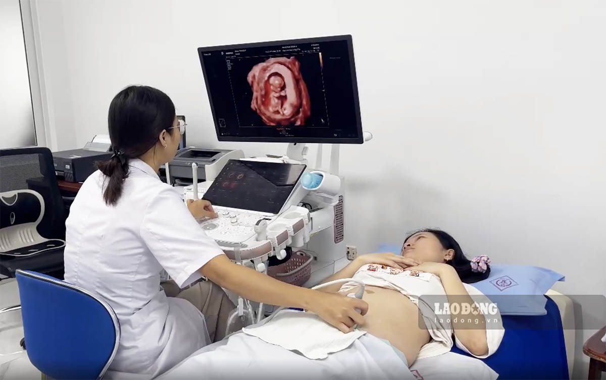 Việc được thăm khám, tư vấn kịp thời về thai kỳ giúp người lao động phòng tránh được những nguy cơ tới sức khỏe. Ảnh: Việt Bắc.