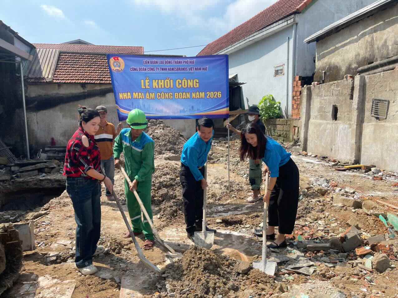 Commencement of construction of "Trade Union Shelter" for union members in difficult circumstances. Photo: Quang An.