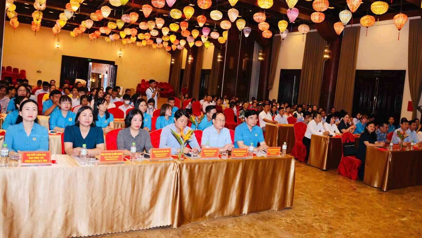 Les délégués ont participé à la cérémonie de commémoration du 140e anniversaire de la Journée internationale du travail et au lancement du Mois des travailleurs 2026 organisé par le syndicat du quartier de Nam Hoa Lư. Photo: Diệu Anh
