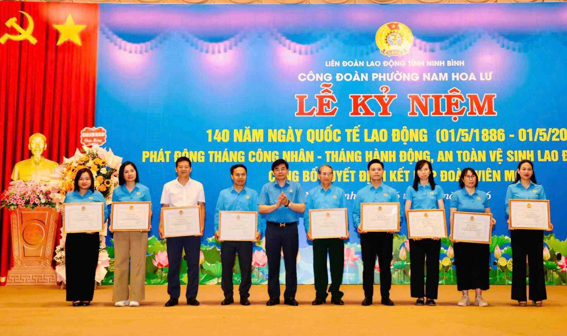 Ông Nguyễn Hải Long - Chủ tịch LĐLĐ tỉnh Ninh Bình trao. Ảnh: Diệu Anh