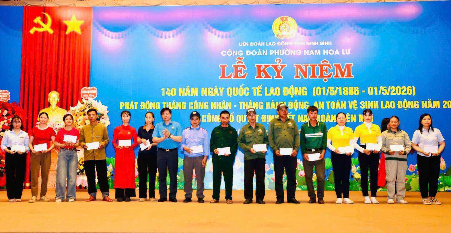 Ông Nguyễn Hải Long - Chủ tịch LĐLĐ tỉnh Ninh Bình trao quà hỗ trợ cho các đoàn viên, CNLĐ có hoàn cảnh khó khăn. Ảnh: Diệu Anh