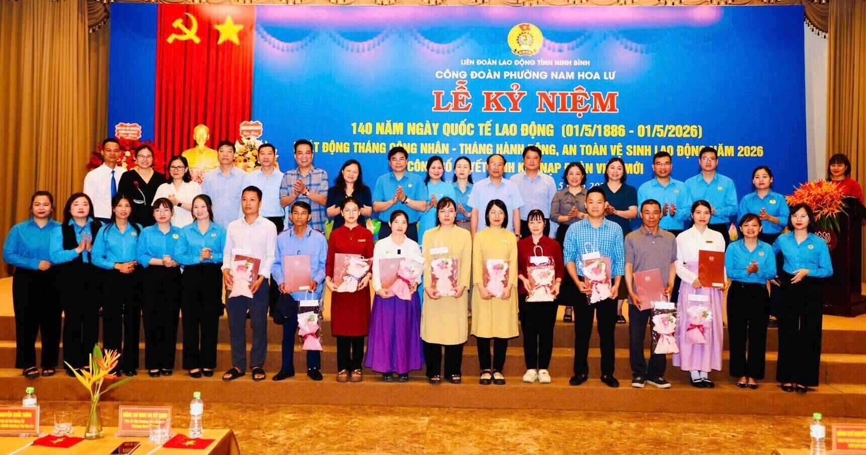 Các đại biểu chụp ảnh lưu niệm với những đoàn viên mới được kết nạp. Ảnh: Diệu Anh