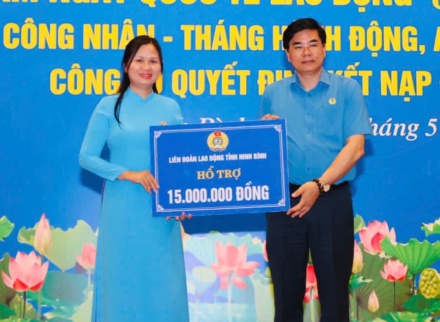 Đại diện lãnh đạo Công đoàn phường Nam Hoa Lư tiếp nhận quà hỗ trợ từ LĐLĐ tỉnh Ninh Bình. Ảnh: Diệu Anh
