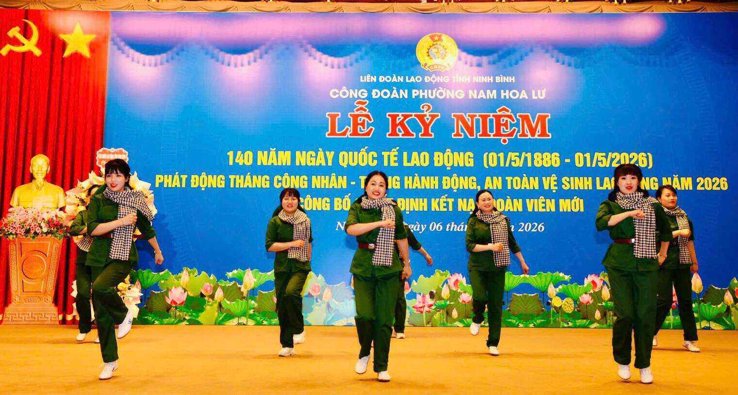 Một tiết mục văn nghệ đặc sắc tại lễ kỷ niệm 140 năm Ngày Quốc tế Lao động do Công đoàn phường Nam Hoa Lư tổ chức. Ảnh: Diệu Anh