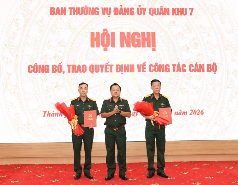 Trung tướng Trần Vinh Ngọc - Bí thư Đảng ủy, Chính ủy Quân khu trao quyết định và tặng hoa chúc mừng cán bộ được bổ nhiệm chức vụ. Ảnh: Nguyễn Hiền/Quân khu 7 