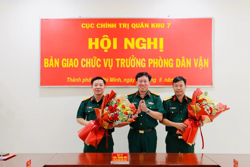 Đại tá Thái Thành Đức - Phó Chủ nhiệm Chính trị Quân khu 7 tặng hoa chúc mừng 2 Đại tá quân đội Phạm Anh Tuấn (bên trái) và Nguyễn Tống Quế được tin tưởng giao nhiệm vụ mới. Ảnh: Lê Trầm/Quân khu 7