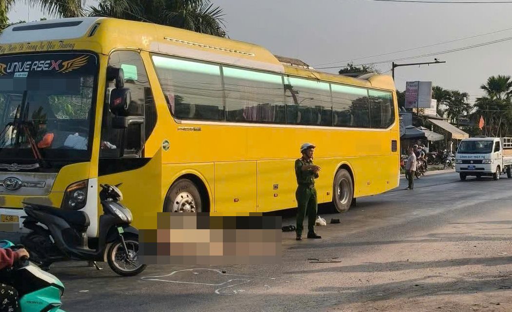 Nữ công nhân chạy xe máy đi làm và xảy ra va chạm với xe buýt dẫn đến tử vong. Ảnh: Duy Tuấn 