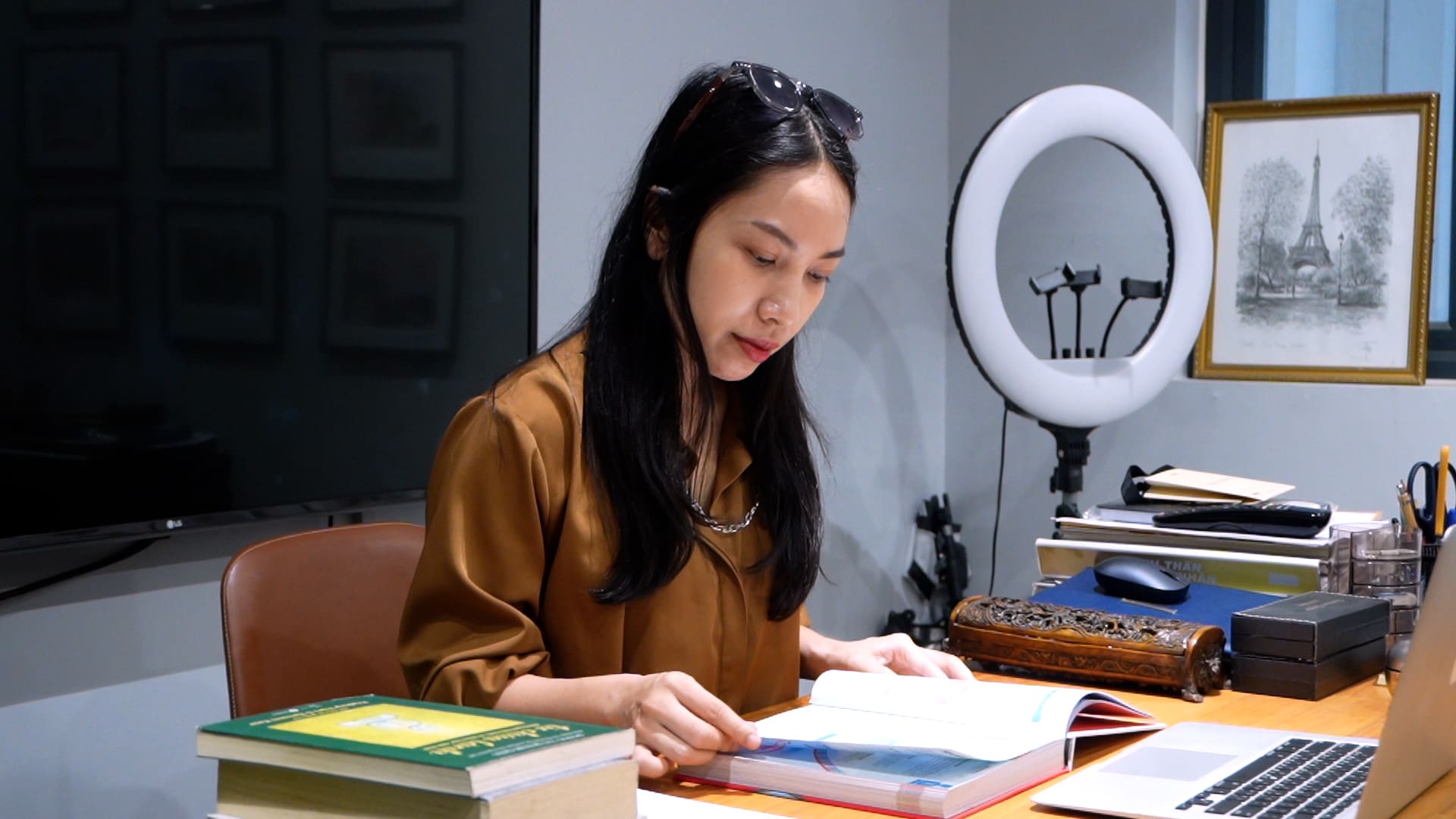 Bà Nguyễn Hoàng Anh - Chuyên gia tham vấn tâm lý (Văn phòng Voice of Therapist). Ảnh: Trang Anh
