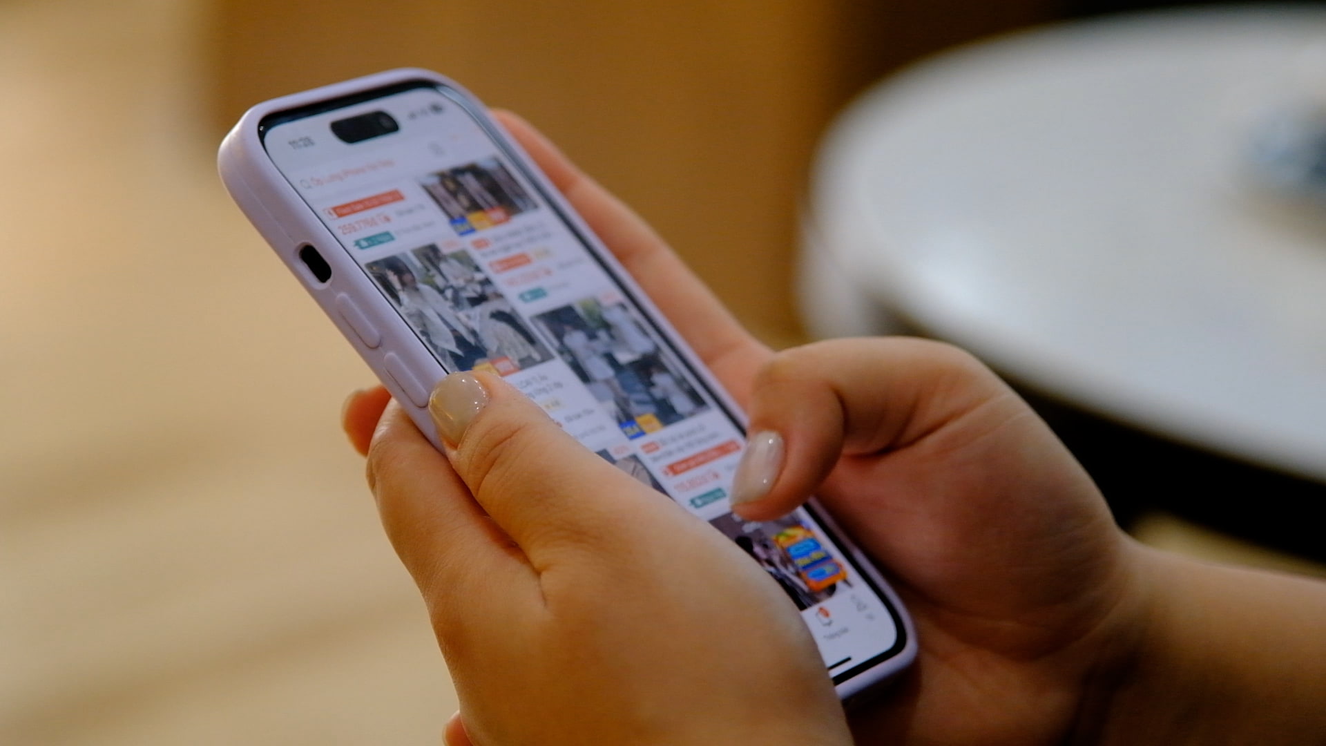 Young people spend a lot of time hunting for sales on e-commerce platforms. Photo: My Ly