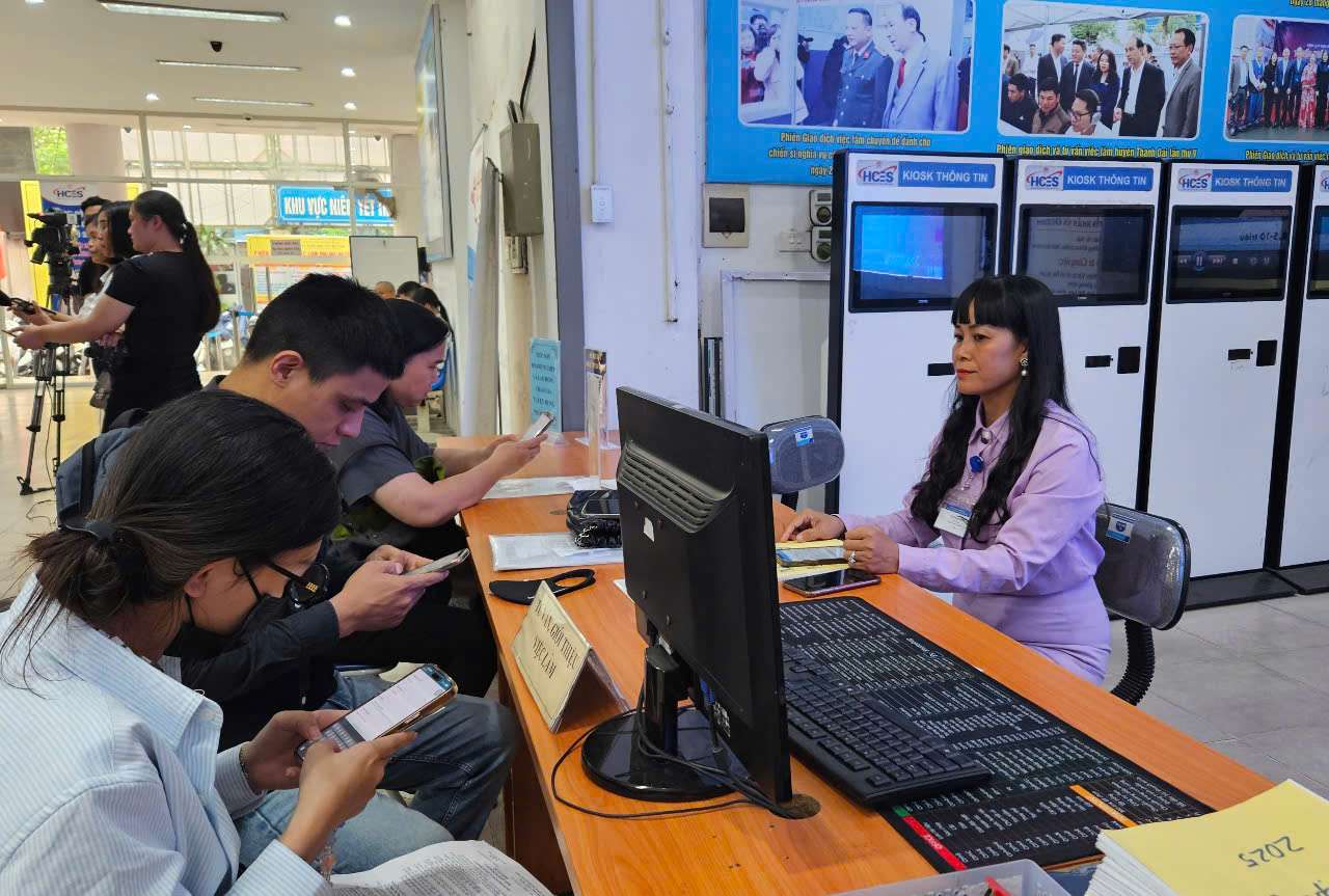 Les travailleurs effectuent les formalités de réception de l'assurance chômage au Centre des services de l'emploi de Hanoï. Photo: Quỳnh Chi