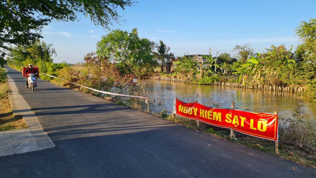 The newly upgraded road has many landslide points. Photo: Nhat Ho.