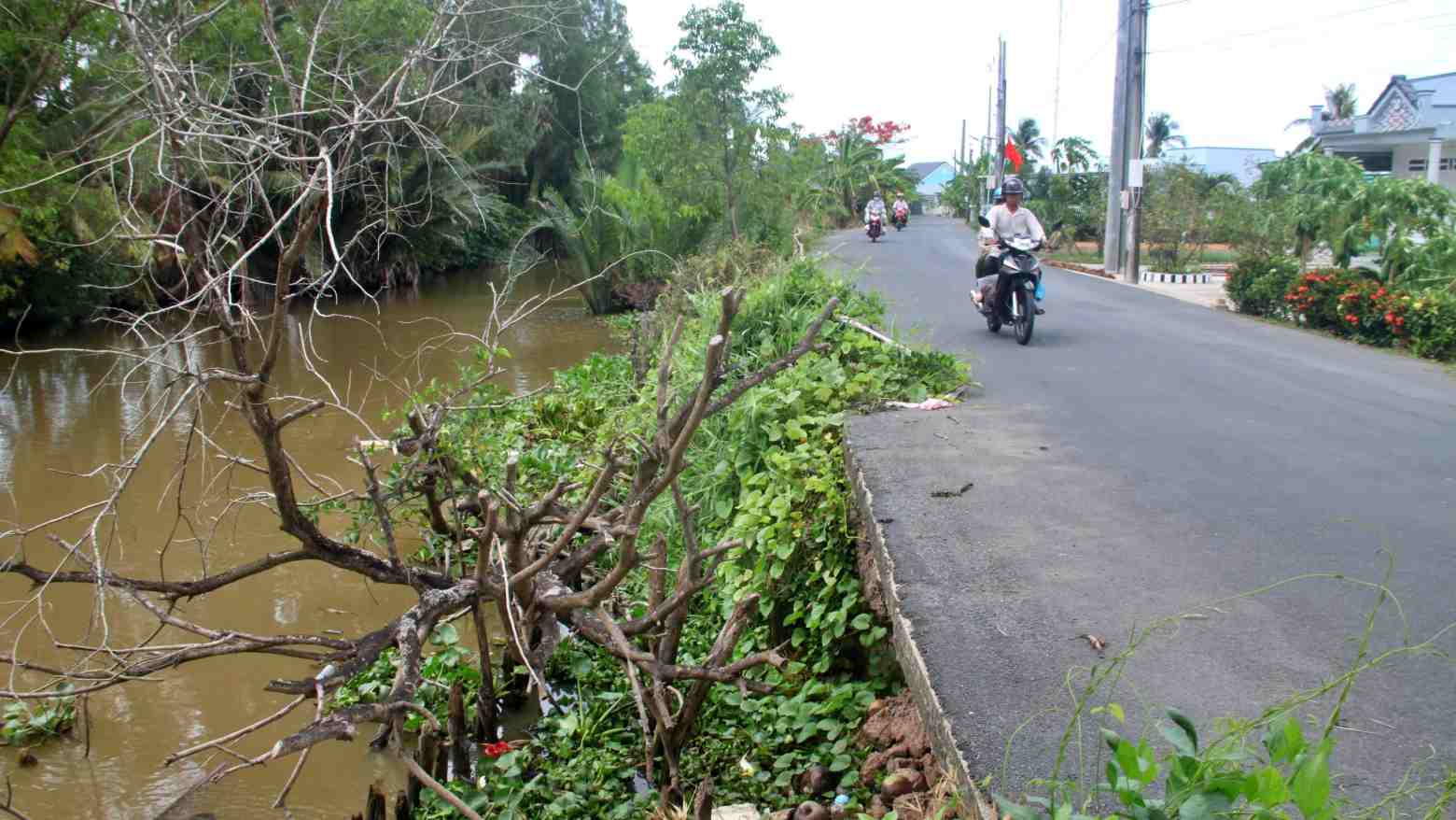 Nhiều điểm sạt lở uy hiếp con đường. Ảnh: Nhật Hồ.
