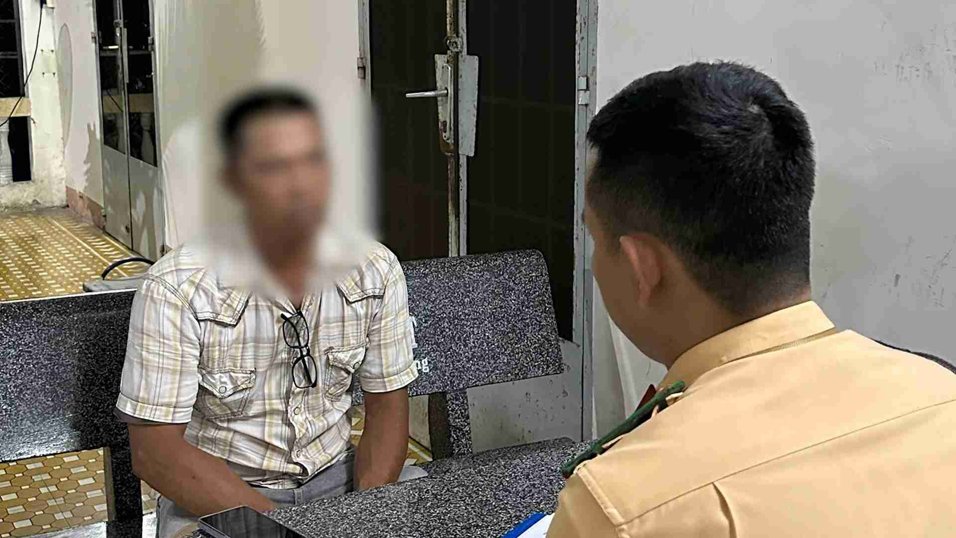 Tài xế xích lô chở 4 người đi ngược chiều bị xử phạt hành chính. Ảnh: Công an cung cấp