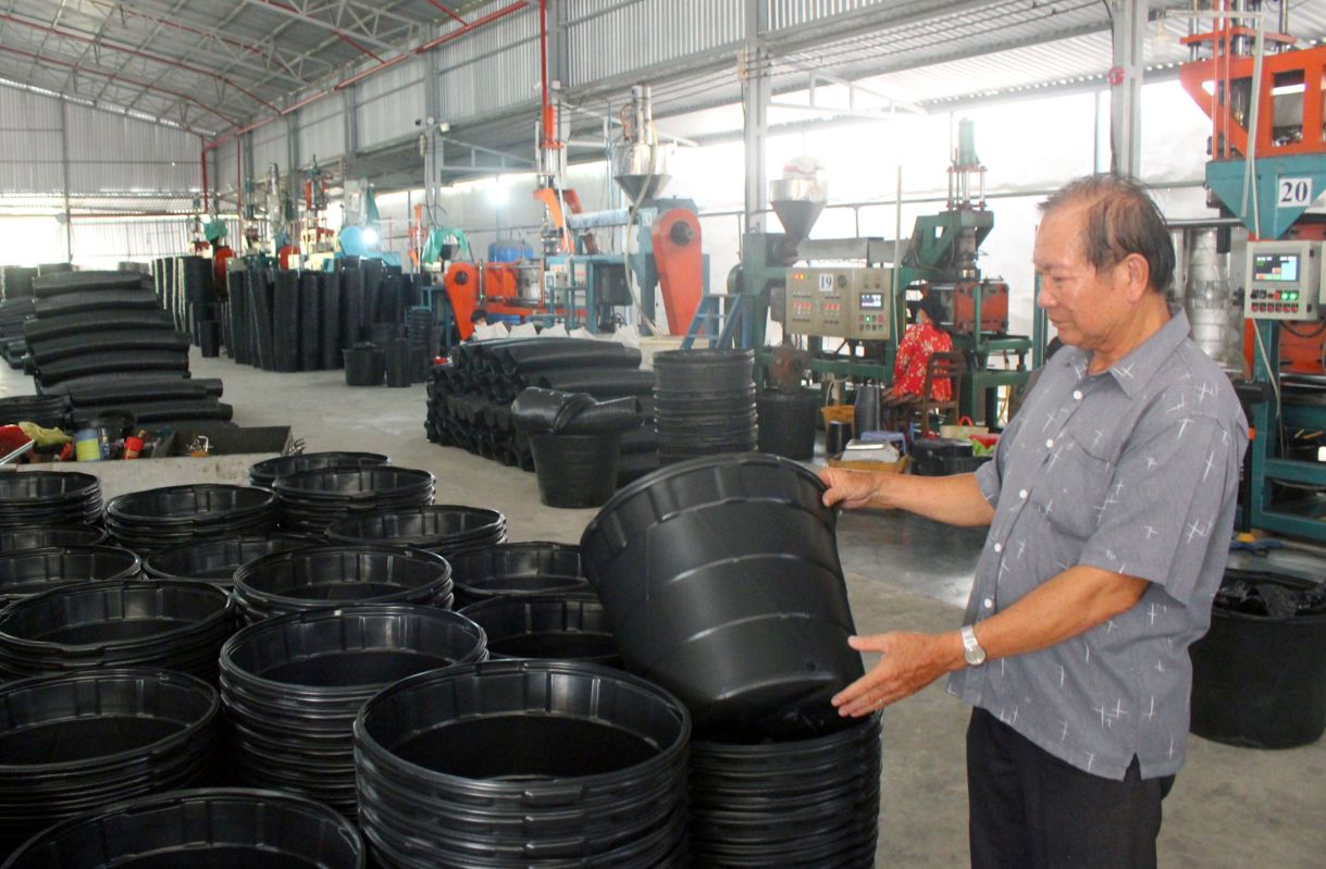 Hợp tác xã Dịch vụ hoa kiểng Tân Dương đã ứng dụng thiết bị hiện đại sản xuất chậu nhựa thay thế giỏ tre tạm bợ cho quy trình trồng hoa kiểng trước đây. Ảnh: Thanh Mai