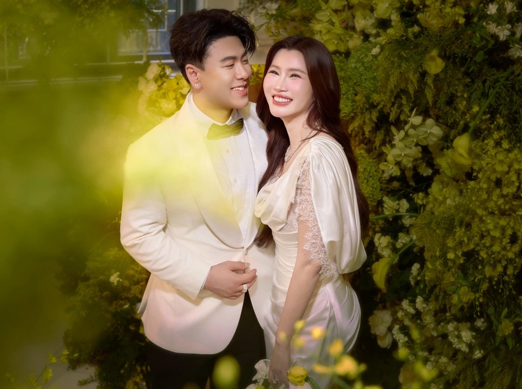 Singer Akira Phan and businesswoman's wife. Photo: Artist provided.