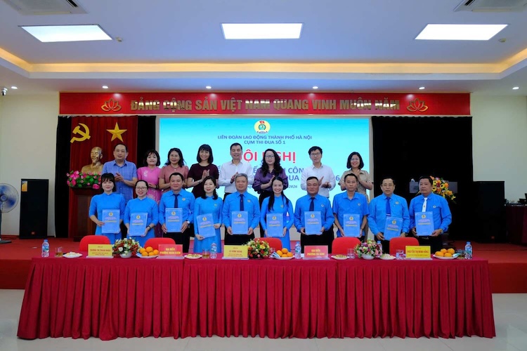 Units in Emulation Cluster No. 1 under the Hanoi Labor Federation signed an emulation agreement for 2026. Photo: Phuong Anh