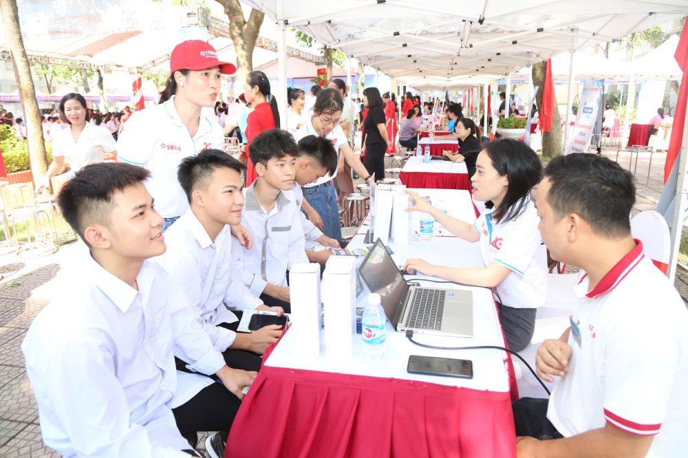 Hanoi Employment Service Center recommends a specialized strategy for specific groups of unemployed workers to return to the labor market. Photo: Quynh Chi