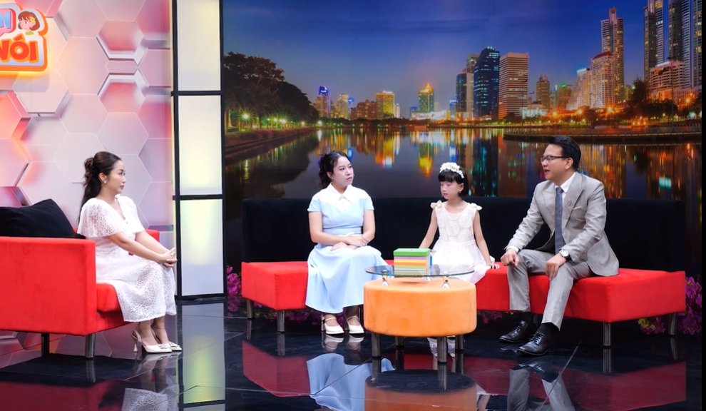 8-year-old girl confides with experts. Photo: Jet Unit.