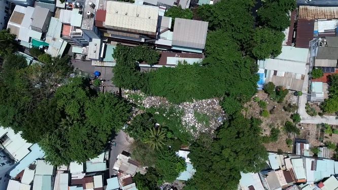 Rác đọng lại trên rạch Chín Xiểng. Ảnh: Anh Tú