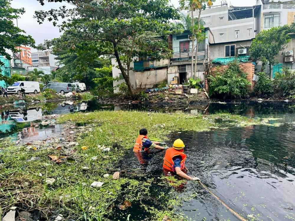 Lực lượng phường An Nhơn (TPHCM) ra quân dọn dẹp rạch Chín Xiểng. Ảnh: phường An Nhơn