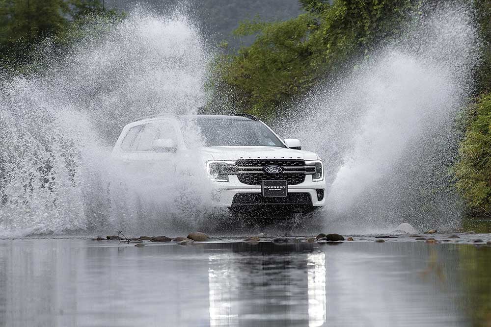 Ford Everest Platinum+ is equipped with a 2.3L EcoBoost engine, adding a gasoline engine option in the split-tray SUV segment. Photo: Ford Vietnam