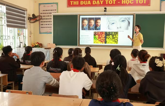 Propagating knowledge about early marriage at Noong Heo Secondary School, Pu Sam Cap commune (Lai Chau). Photo: Nguyen Oanh/VNA
