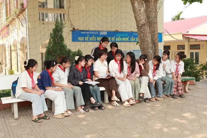 Học sinh và cô giáo chia sẻ về vấn đề tảo hôn trong giờ ra chơi tại trường trung học cơ sở Noong Hẻo, xã Pu Sam Cáp (Lai Châu). Ảnh: Nguyễn Oanh/TTXVN