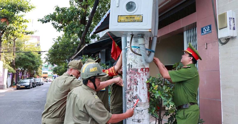 Phạt đến 20 triệu đồng nếu dán, vẽ quảng cáo lên cột điện
