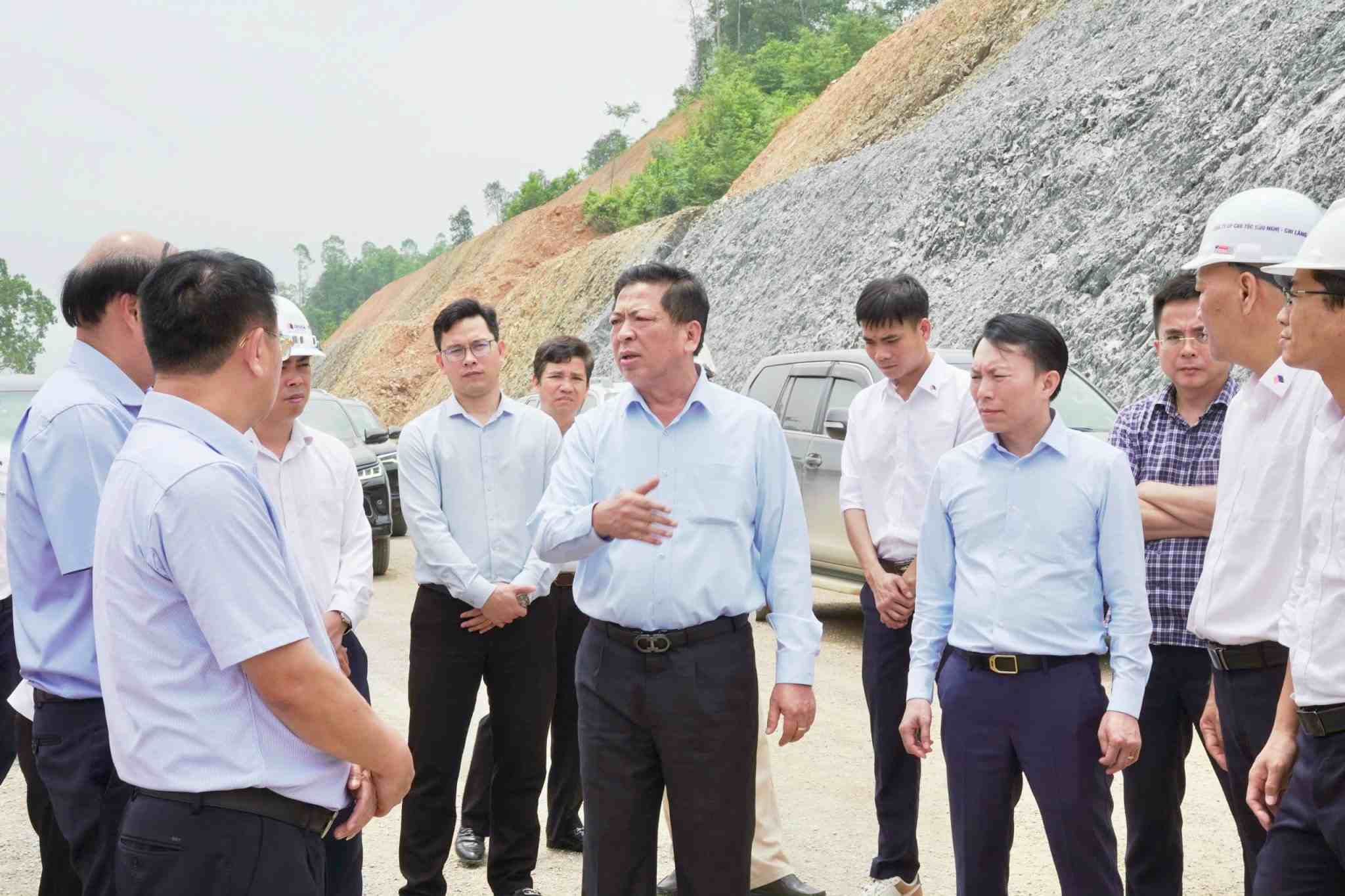 Bộ trưởng Trần Hồng Minh chỉ đạo trực tiếp tại công trường dự án. Ảnh: Nguyệt Hà
