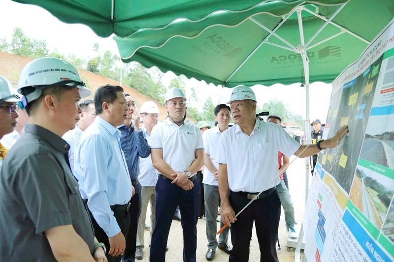 Đại diện chủ đầu tư dự án báo cáo những hạng mục đã thi công hoàn thành trên tuyến cao tốc cửa khẩu Hữu Nghị - Chi Lăng. Ảnh: Khánh Linh