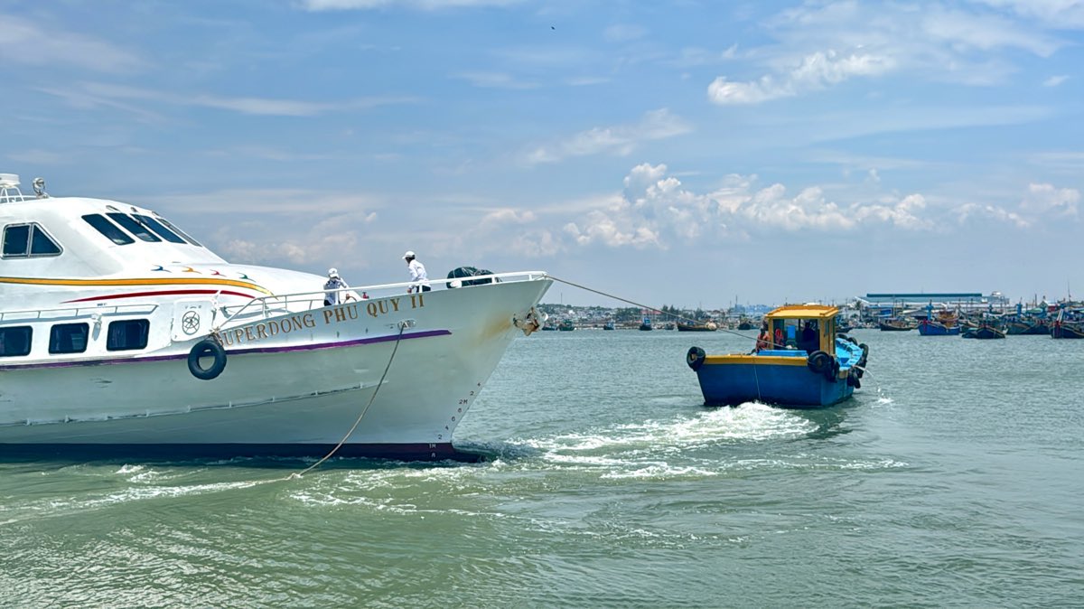 Phan Thiet Port is silted up, high-speed trains have to hire tugboats when entering and leaving the port