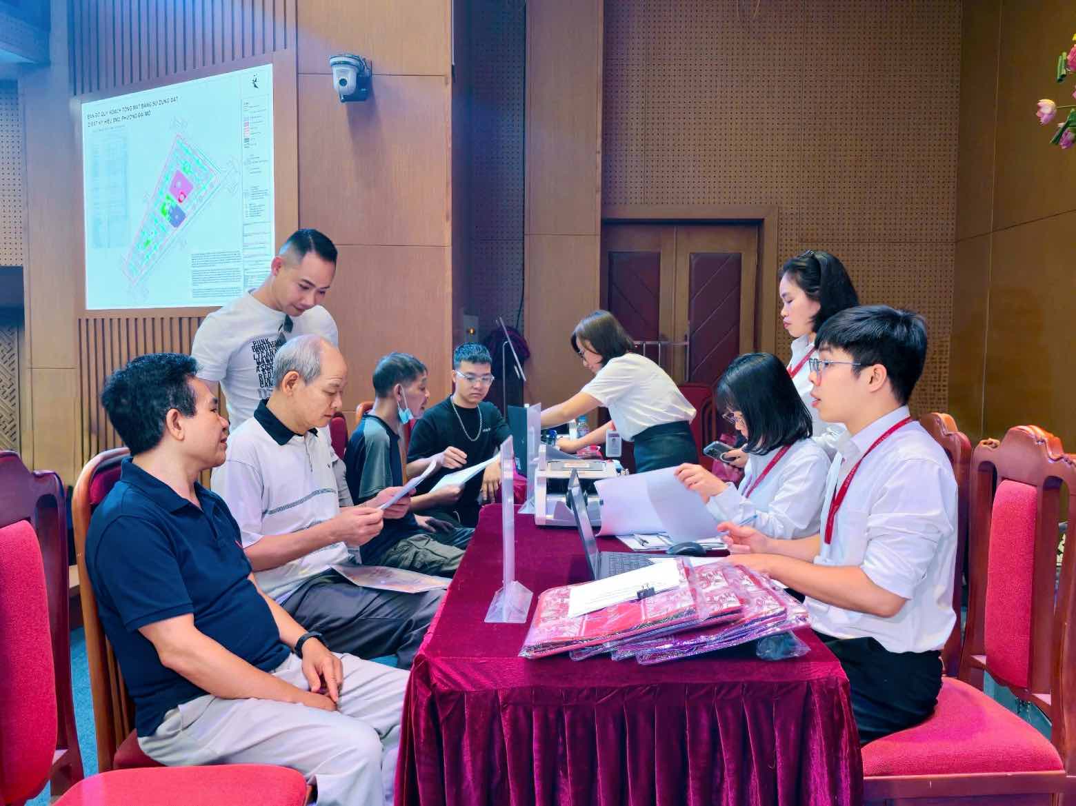 Officials work until 8 pm to pay compensation for Ring Road 2.5 to people. Photo: Khanh An