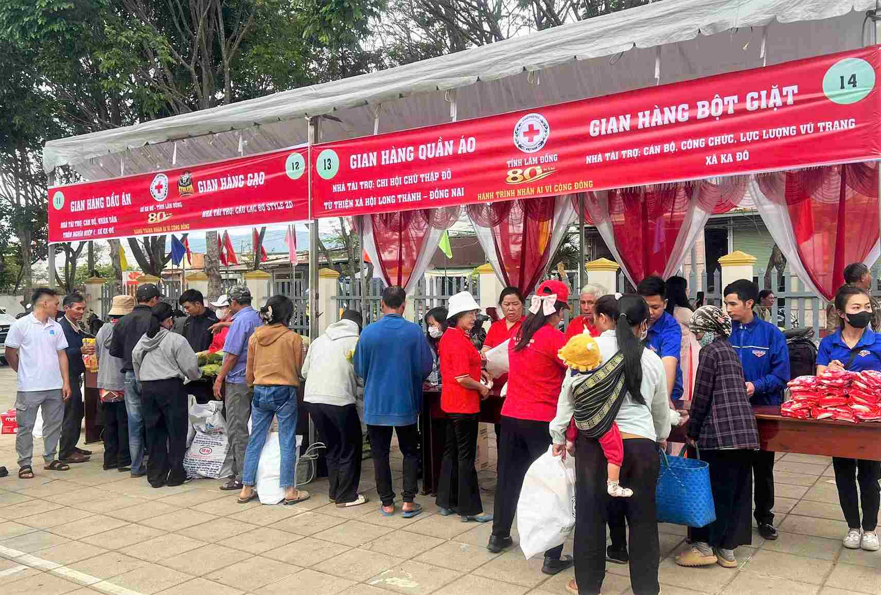 Các hoàn cảnh khó khăn, người yếu thế nhận quà tại Phiên chợ 0 đồng. Ảnh: Quốc Hùng 