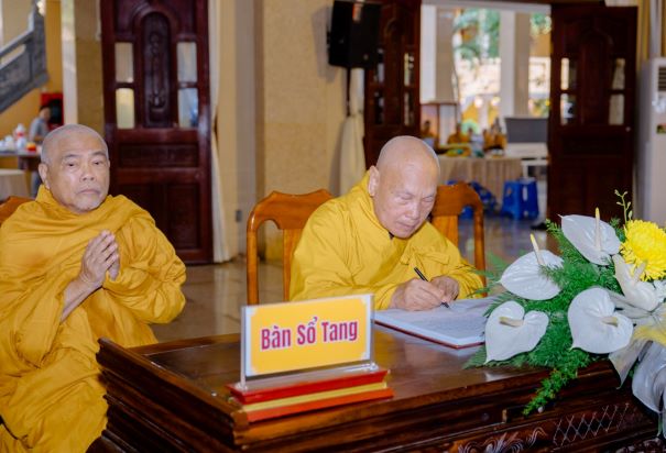 Tại lễ viếng, Trưởng lão Hòa thượng Chủ tịch thay mặt Trung ương Giáo hội đã ký sổ tang. Ảnh: Đăng Huy