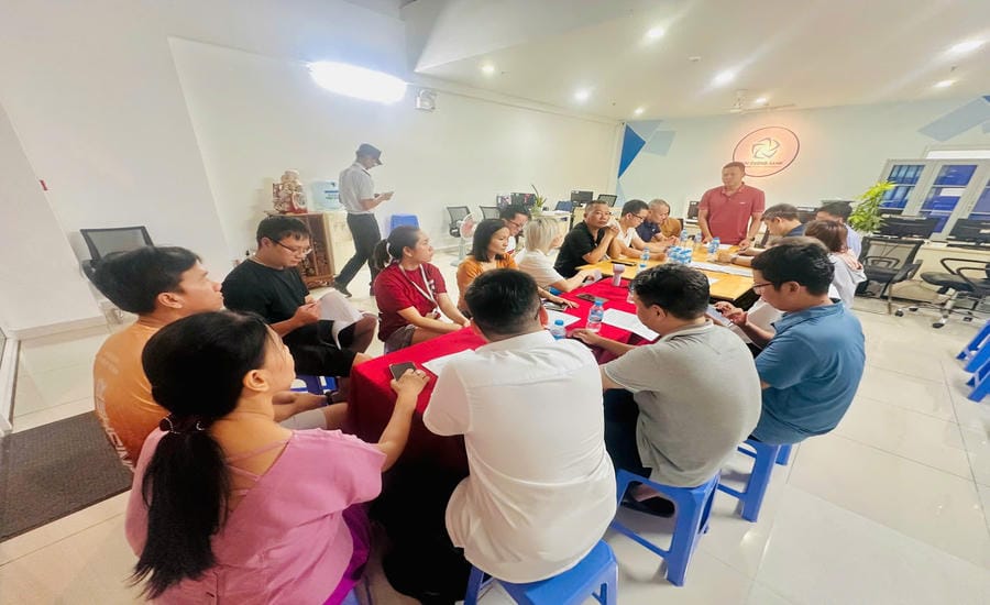 Residents and the apartment building management board meet about issuing pink books at the office of the 9 View Apartment Management Board. Photo: Minh Tam