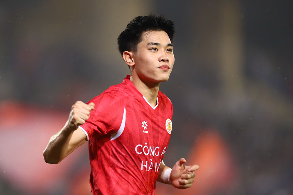 Dinh Bac was honored as the best player in V.League 2025-2026. Photo: Minh Dan
