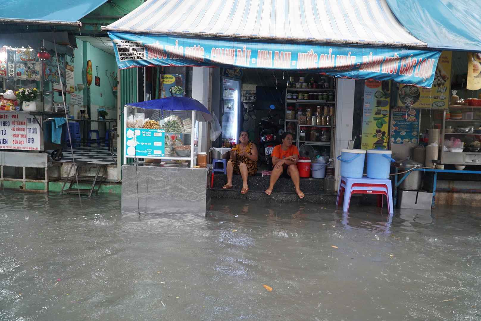Nhiều nhà dân quanh chợ Thủ Đức phải nâng nền nhà lên cao nhưng nước vẫn mấp mé mỗi khi mưa lớn. Ảnh: Minh Quân