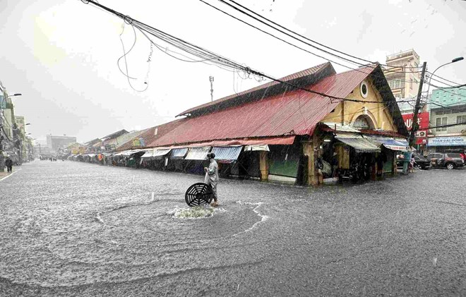 Thu Duc market (HCMC) looks no different from a floating market every time it rains heavily. Photo: Minh Quan