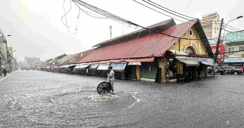 TP.HCM: Cứu hộ khẩn cấp chợ Thủ Đức ngập lụt